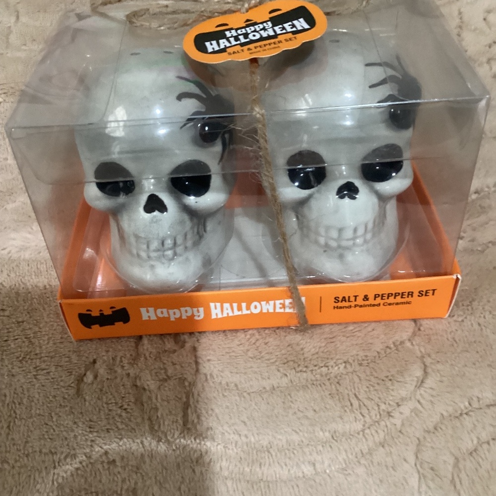 New Halloween Salt and Oreo ore Shakers- skulls with spiders